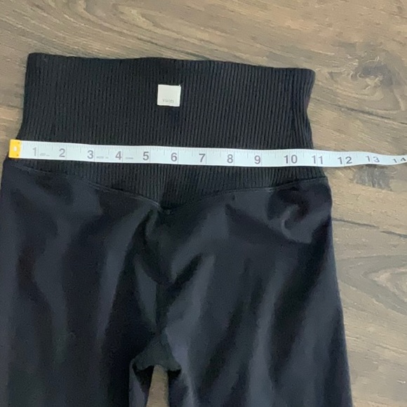 Vuori black ankle leggings
(12.24.68EB) - Picture 3 of 4